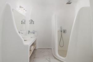Bilik mandi di White Concept Caves