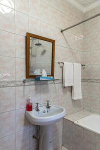 Kylpyhuone majoituspaikassa Muti Entebbe