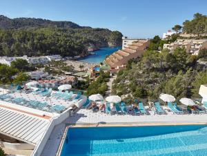 vista sulla piscina di un resort di Apartamentos San Miguel Park & Esmeralda Mar a Puerto de San Miguel