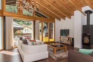 TV a/nebo společenská místnost v ubytování Chalet Monte Cristo