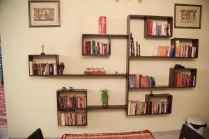 eine Wand mit Regalen voller Bücher in der Unterkunft The Lord's Abode in Chennai