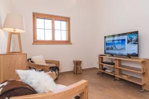 TV a/nebo společenská místnost v ubytování Chalet Monte Cristo
