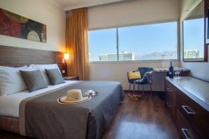 Postel nebo postele na pokoji v ubytování Caesar Premier Eilat Hotel