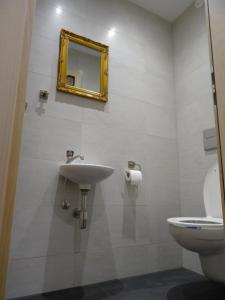 ウダーンスにあるAppartmenthaus Tischnerのバスルーム(洗面台、トイレ付)