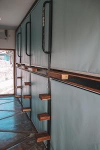 Palanda nebo palandy na pokoji v ubytování Kaniu Capsule Hostel