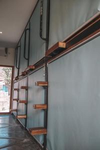 Palanda nebo palandy na pokoji v ubytování Kaniu Capsule Hostel