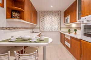 Majoituspaikan Flex Apartment Granada by A3Rentals keittiö tai keittotila