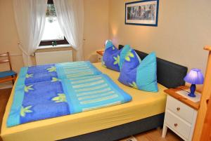 マルヒョーにあるFerienwohnung Malchow SEE 8241のベッドルーム1室(青いシーツと枕のベッド1台付)