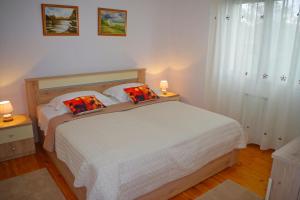 Posteľ alebo postele v izbe v ubytovaní Apartment Jadranka, Sutivanac - Risi + 37 fotografií