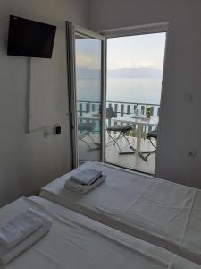 sypialnia z łóżkiem oraz balkon ze stołem w obiekcie Vila Idila w Ochrydzie