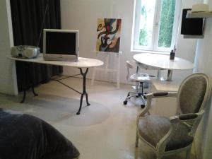 Телевизор и/или развлекательный центр в petit paradis vallee de la dordogne proche de SARLAT et ROCAMADOUR