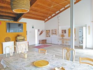 ein großes Wohnzimmer mit einem Tisch und Stühlen in der Unterkunft Casa Rural Txokoetxe in Mungia