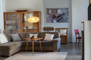 sala de estar con sofá y mesa en Loftwohnung beim Winzer - grün & stadtnah - Hund willkommen, en Langebrück