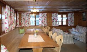 salon ze stołem i kanapą w obiekcie Unterboden 5 w mieście Schröcken