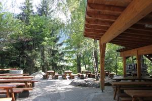 un grupo de mesas de picnic de madera en un parque en Sport Resort Fiesch, Garni Aletsch en Fiesch