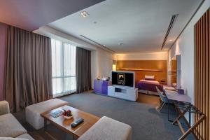 Una cocina o cocineta en The Act Hotel Sharjah