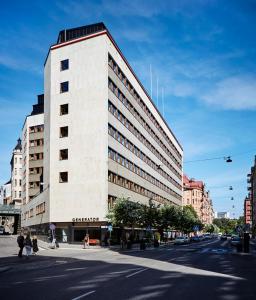 Un alto edificio bianco in una strada di città di Generator Stockholm a Stoccolma