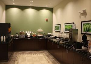 Köök või kööginurk majutusasutuses Sleep Inn & Suites Garden City