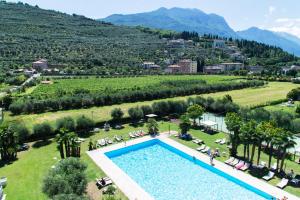 - une vue aérienne sur un complexe avec une piscine dans l'établissement Residence Monica, à Riva del Garda