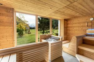 uma sauna de madeira com uma grande janela em Bio Hotel Stillebach em Sankt Leonhard im Pitztal