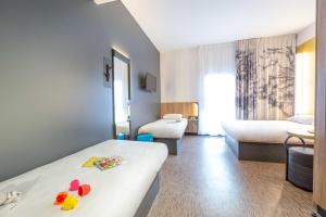 Ένα ή περισσότερα κρεβάτια σε δωμάτιο στο B&B HOTEL Sainte-Maxime Golfe de Saint Tropez