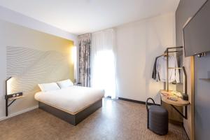 een hotelkamer met een bed en een raam bij B&B HOTEL Sainte-Maxime Golfe de Saint Tropez in Sainte-Maxime