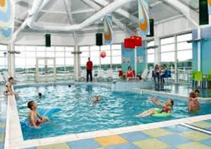 um grupo de crianças a brincar numa piscina em Caravan Hire Crimdon Dene Holiday Park em Durham