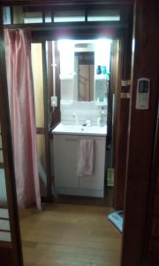琴平町にあるゲストハウス琴平 のバスルーム(洗面台、鏡付)