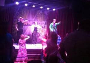 達拉謨的住宿－Caravan Hire Crimdon Dene Holiday Park，一群人在舞台上跳舞