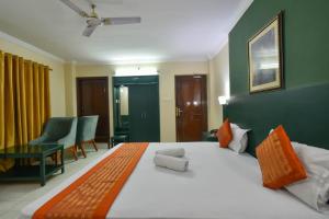 Postel nebo postele na pokoji v ubytování Hotel Jaisingh Palace