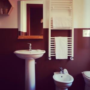 y baño con lavabo, espejo y aseo. en Hotel Monte Mazzoccone en Quarna Sopra