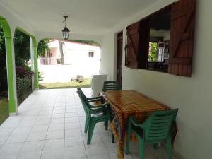 comedor con mesa y sillas en Jardin Bananier, en Deshaies