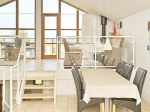 Egernsundにある6 person holiday home in Egernsundのダイニングルーム(テーブル、椅子付)