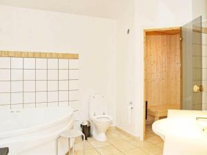 Et badeværelse på 6 person holiday home in Egernsund