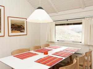 comedor con mesa blanca y sillas en 6 person holiday home in Vejers Strand, en Vejers Strand