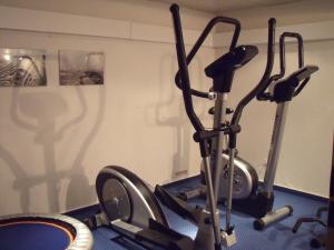 una habitación con un gimnasio con cinta de correr en Aktivpension Regenbogen, en Willingen