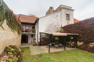 dom z ogrodem ze stołem i krzesłami w obiekcie Budyně Apartment w mieście Budyně nad Ohří