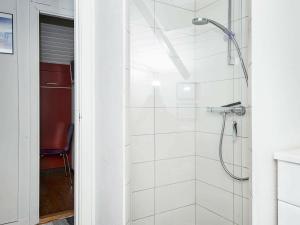 イェアティングにある4 person holiday home in Esbjerg Vの白いバスルーム(ガラスドア付きのシャワー付)
