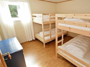 מיטה או מיטות קומותיים בחדר ב-Holiday Home Kystveien