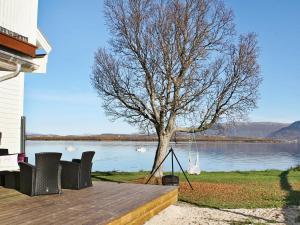 un árbol sentado en una terraza con vistas al lago en 8 person holiday home in KVAL YA, en Marisletta