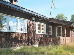 ein Holzhaus mit seitlichen Fenstern in der Unterkunft Three-Bedroom Holiday home in Nesbyen in Nesbyen