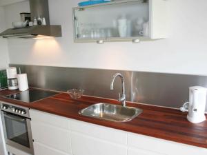 - une cuisine avec un évier et un comptoir dans l'établissement 4 person holiday home in Aakirkeby, à Åkirkeby