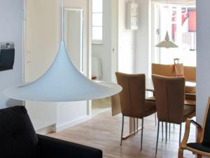 lámpara blanca en la sala de estar con mesa en 4 person holiday home in Aakirkeby, en Åkirkeby