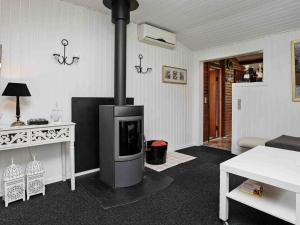 ホにあるThree-Bedroom Holiday home in Blåvand 77のリビングルーム(暖炉、ソファ付)