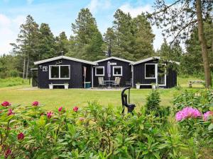 Gallery image of Three-Bedroom Holiday home in Blåvand 77 in Ho