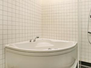 Ванная комната в 6 person holiday home in lb k