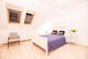1 dormitorio blanco con 1 cama y 2 ventanas en Apartament Czarna Wieś, en Rajgród