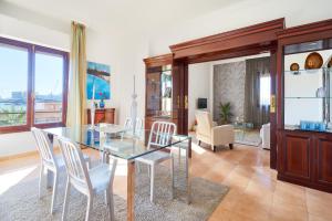 Posedenie v ubytovaní Apartamento en centro ciudad con vistas al mar