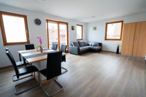 een woonkamer met een tafel en een bank bij PJagodic Apartments & Wellness in Cerklje na Gorenjskem