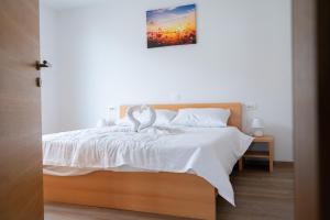 เตียงในห้องที่ PJagodic Apartments & Wellness